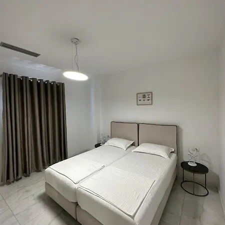 Luxury Penthouse B&e *