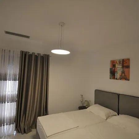 Luxury Penthouse B&e
