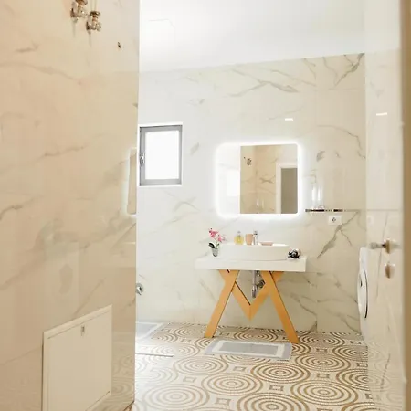 Luxury Penthouse B&e