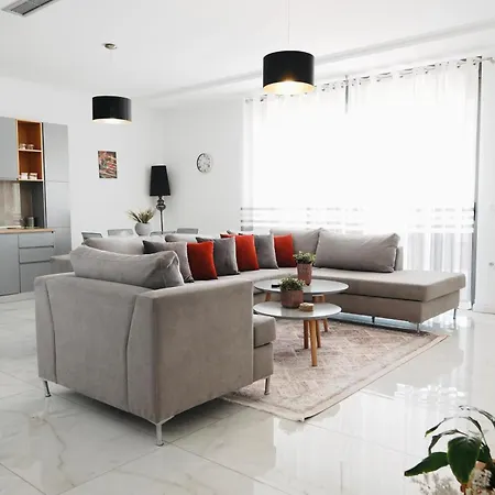 Luxury Penthouse B&e *