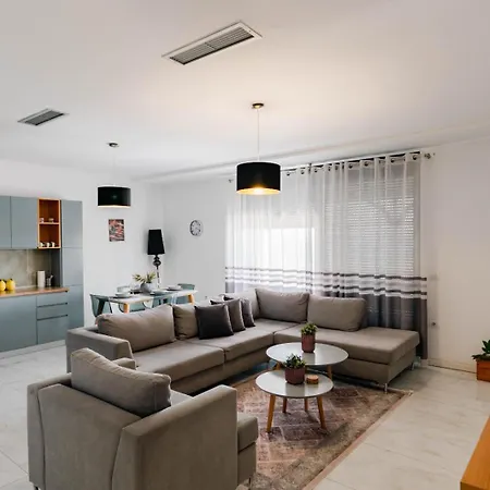 Luxury Penthouse B&e