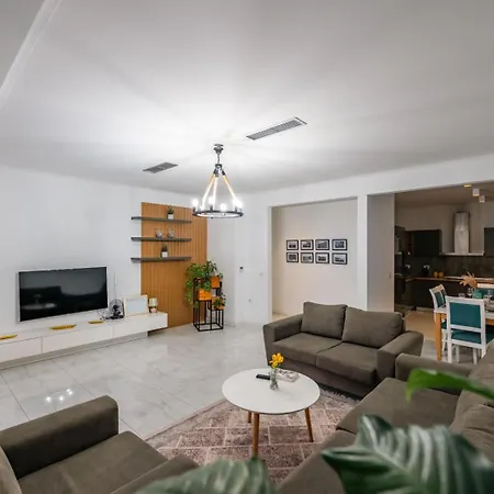 Luxury Penthouse B&e