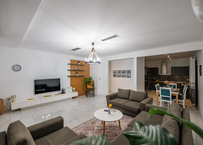 Luxury Penthouse B&e